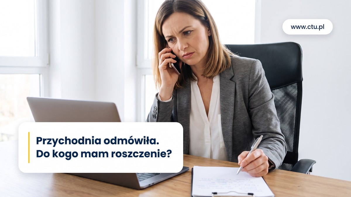 Kobieta w biurze rozmawia przez telefon i robi notatki, na biurku laptop i dokumenty