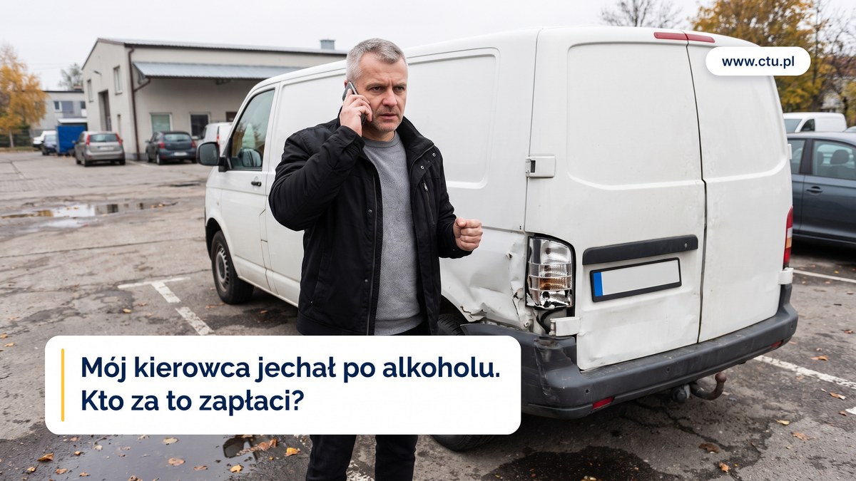 Właściciel firmy rozmawia przez telefon przy białym busie dostawczym z rozbitym tylnym narożnikiem