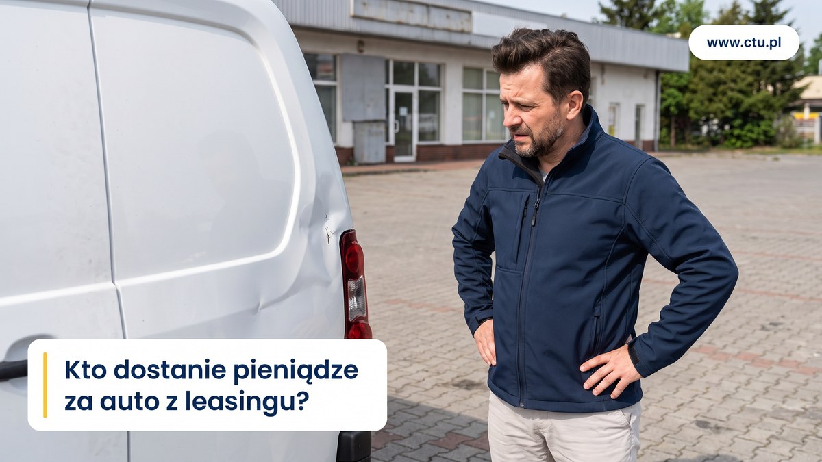 Mężczyzna z rękami na biodrach patrzy na wgnieciony tył białego auta dostawczego na parkingu firmy