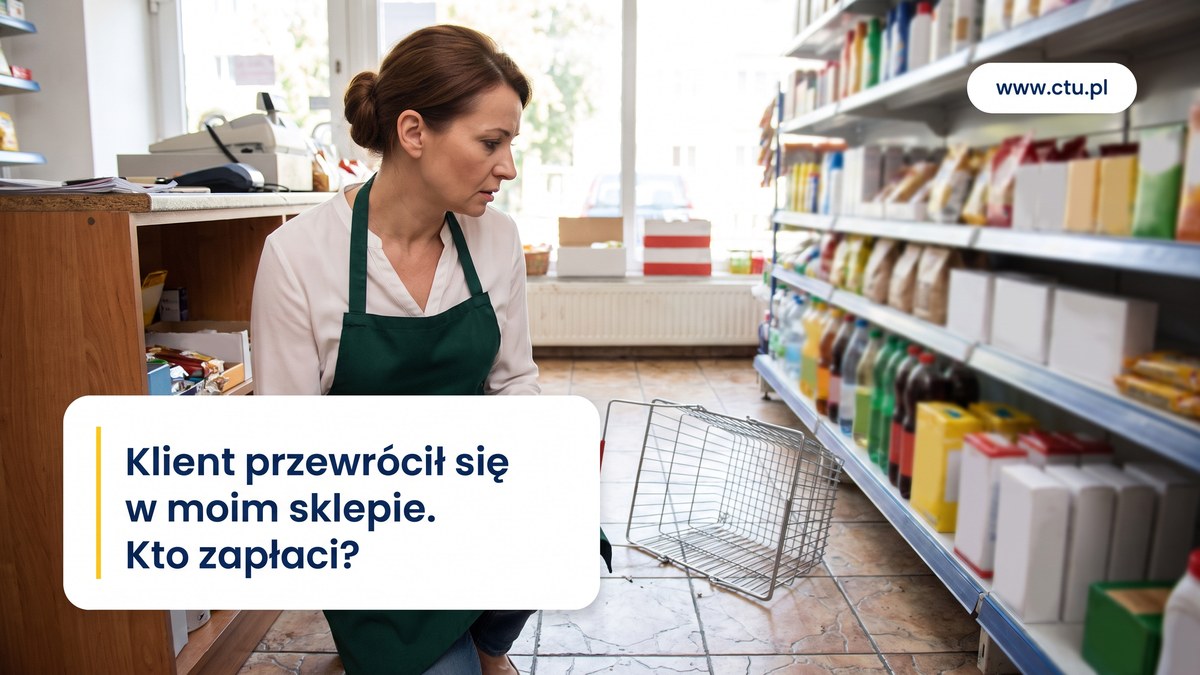 Właścicielka sklepu w fartuchu patrzy z niepokojem na przewrócony koszyk na podłodze między regałami