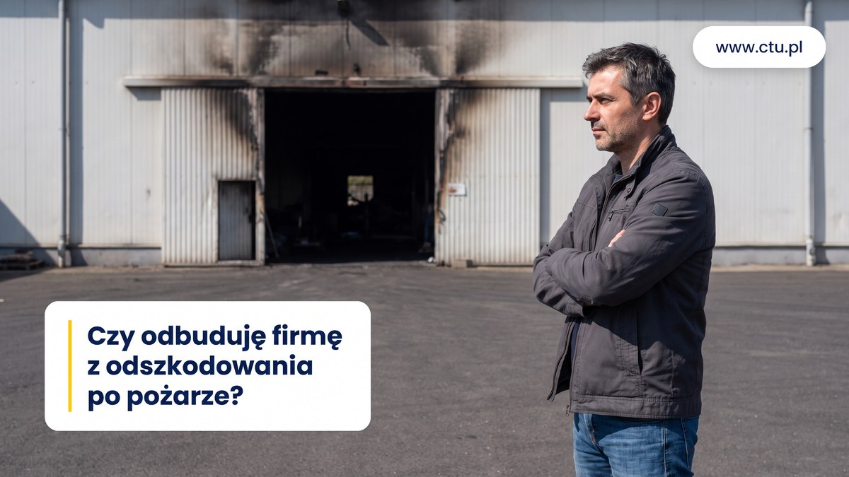 Właściciel firmy ze skrzyżowanymi rękami stoi przed halą magazynową z okopconą bramą po pożarze