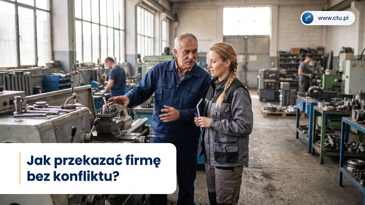 Starszy mężczyzna objaśnia młodej kobiecie pracę maszyny w hali produkcyjnej