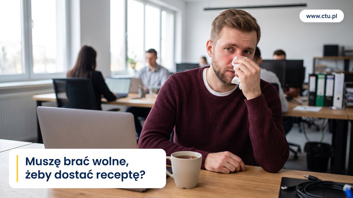 Przeziębiony pracownik z chusteczką przy nosie siedzi przy biurku w biurze, obok laptop i kubek herbaty