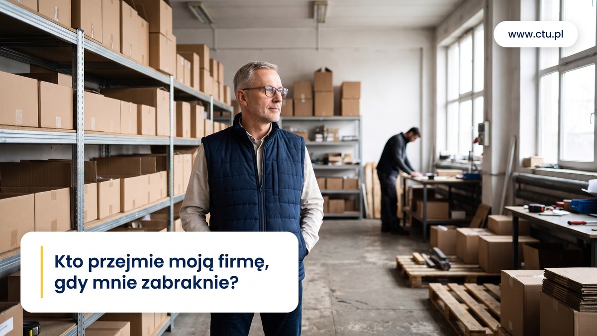 Właściciel małej firmy stoi zamyślony między regałami z kartonami w hali swojej firmy