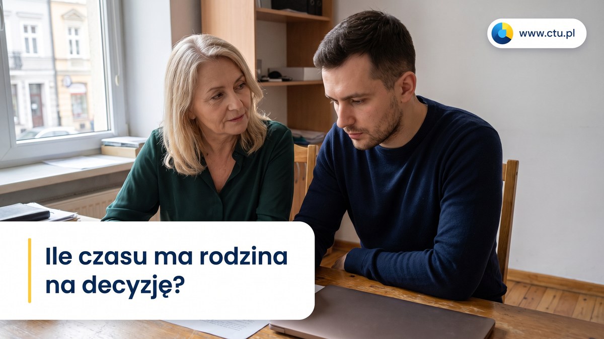 Kobieta i dorosły syn rozmawiają o przyszłości rodzinnej firmy przy biurowym stole