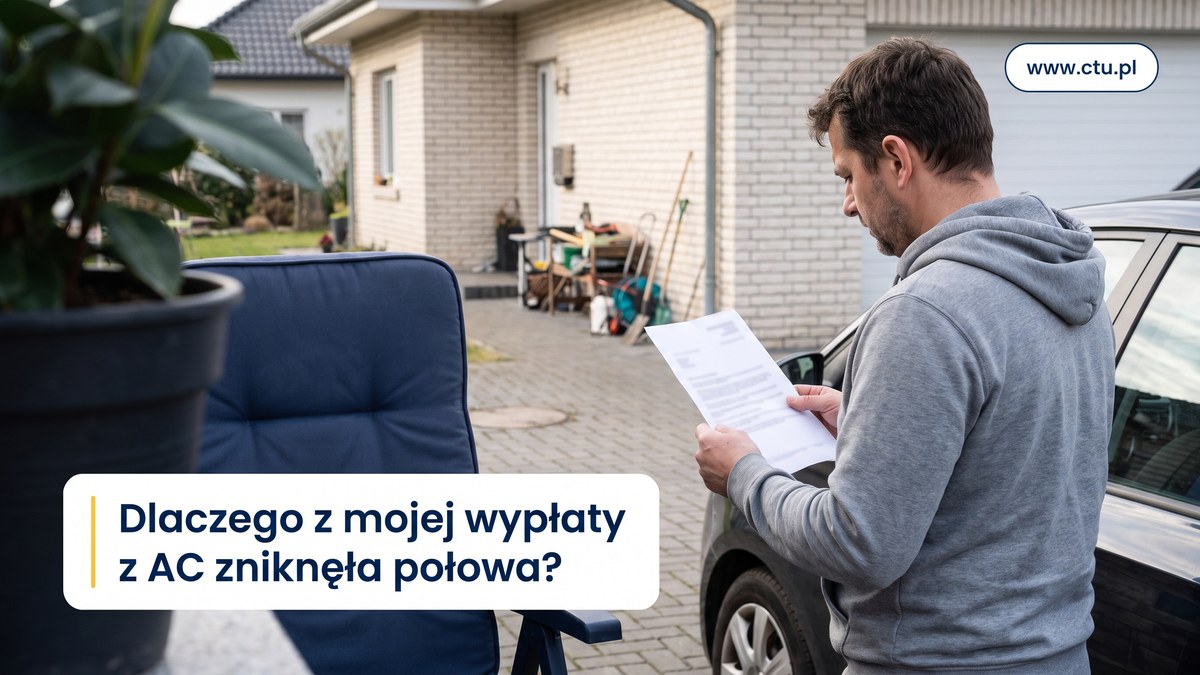 Mężczyzna w szarej bluzie czyta kosztorys naprawy przy samochodzie na podjeździe domu jednorodzinnego