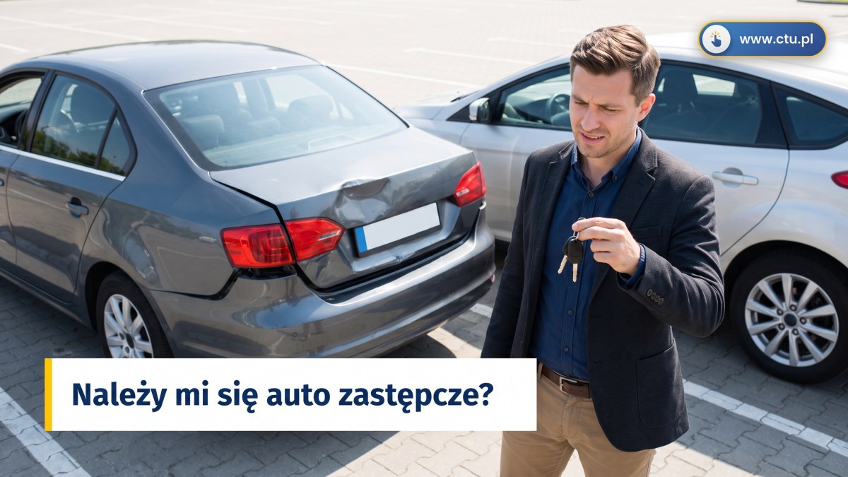 Kierowca z kluczykami przy aucie z uszkodzonym tyłem i samochodzie zastępczym