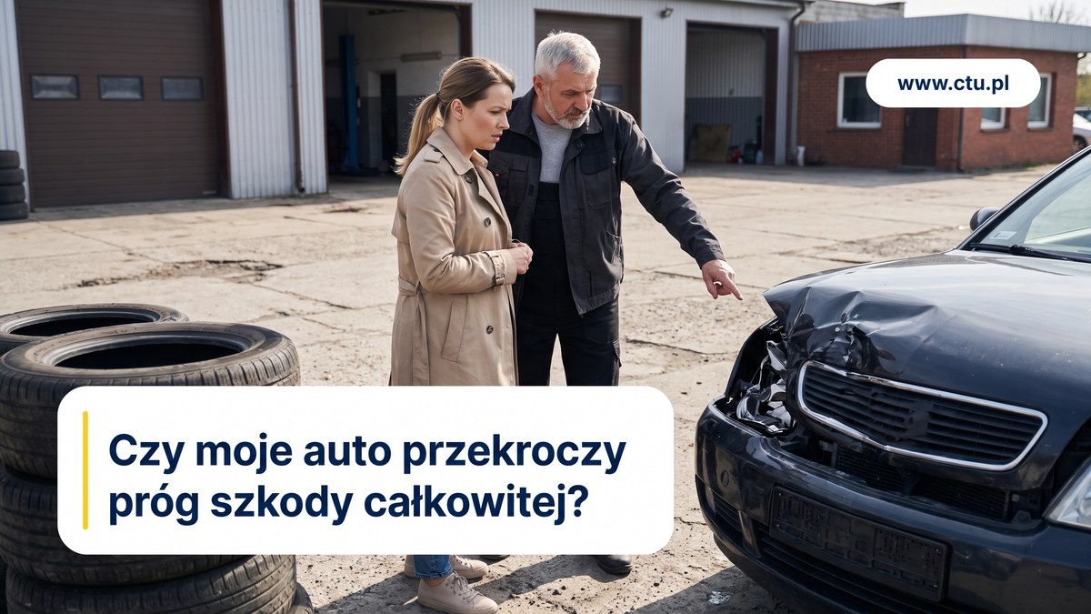 Kobieta i starszy mężczyzna oglądają rozbity przód samochodu na placu przed serwisem