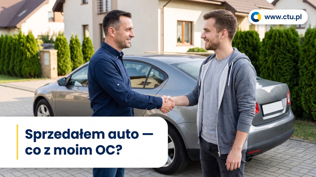 Dwaj mężczyźni podają sobie ręce przy samochodzie na podjeździe, przypieczętowując sprzedaż auta.