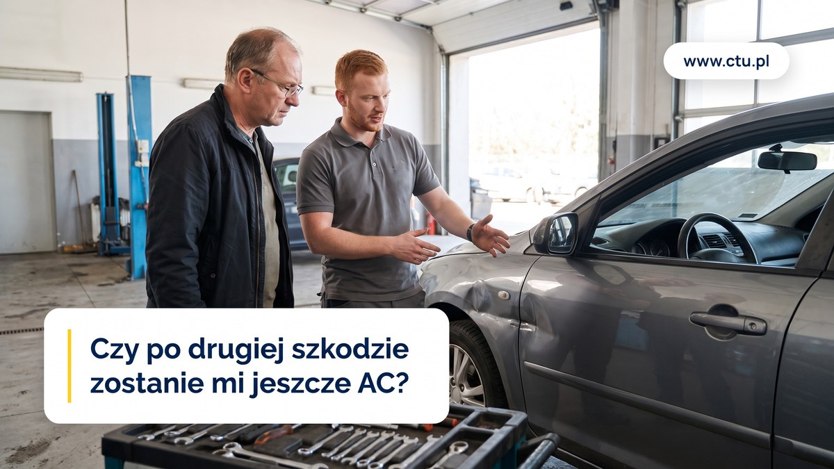 Kierowca i młody pracownik serwisu rozmawiają przy uszkodzonym samochodzie w hali