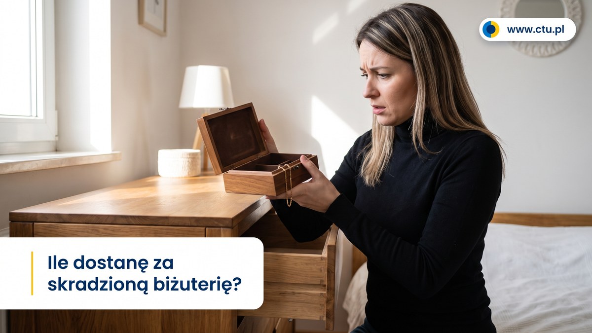 Kobieta trzyma otwartą, niemal pustą szkatułkę na biżuterię przy komodzie w sypialni.