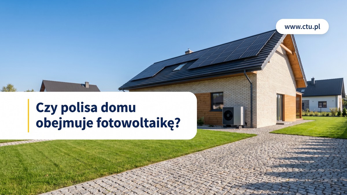Nowoczesny dom jednorodzinny z panelami fotowoltaicznymi na dachu i pompą ciepła przy ścianie.