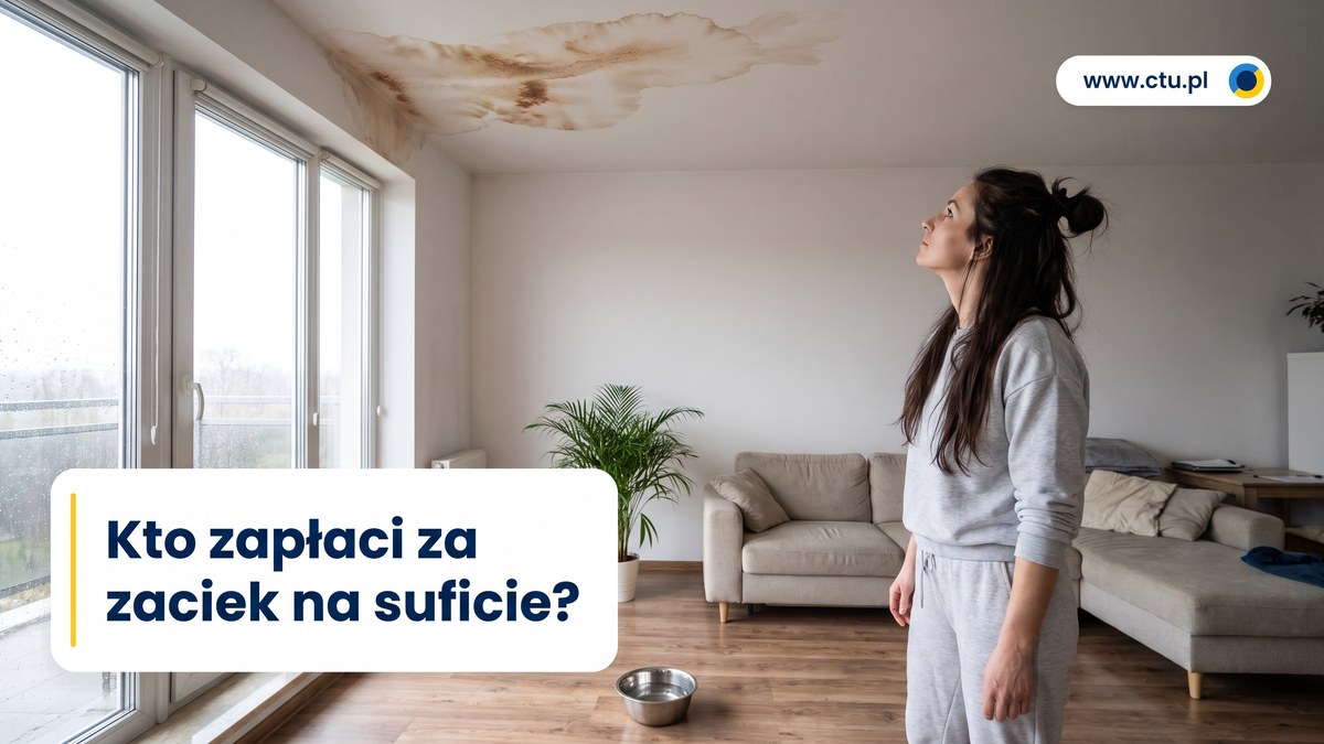 Kobieta w salonie patrzy w górę na duży brązowy zaciek na suficie, na podłodze stoi metalowa miska.