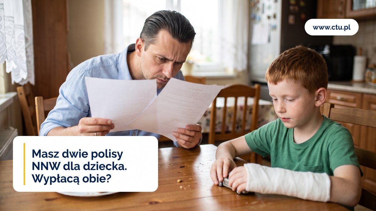 Mężczyzna przy kuchennym stole porównuje dwie trzymane w dłoniach kartki, obok jego syn z ręką w gipsie bawi się samochodzikiem.
