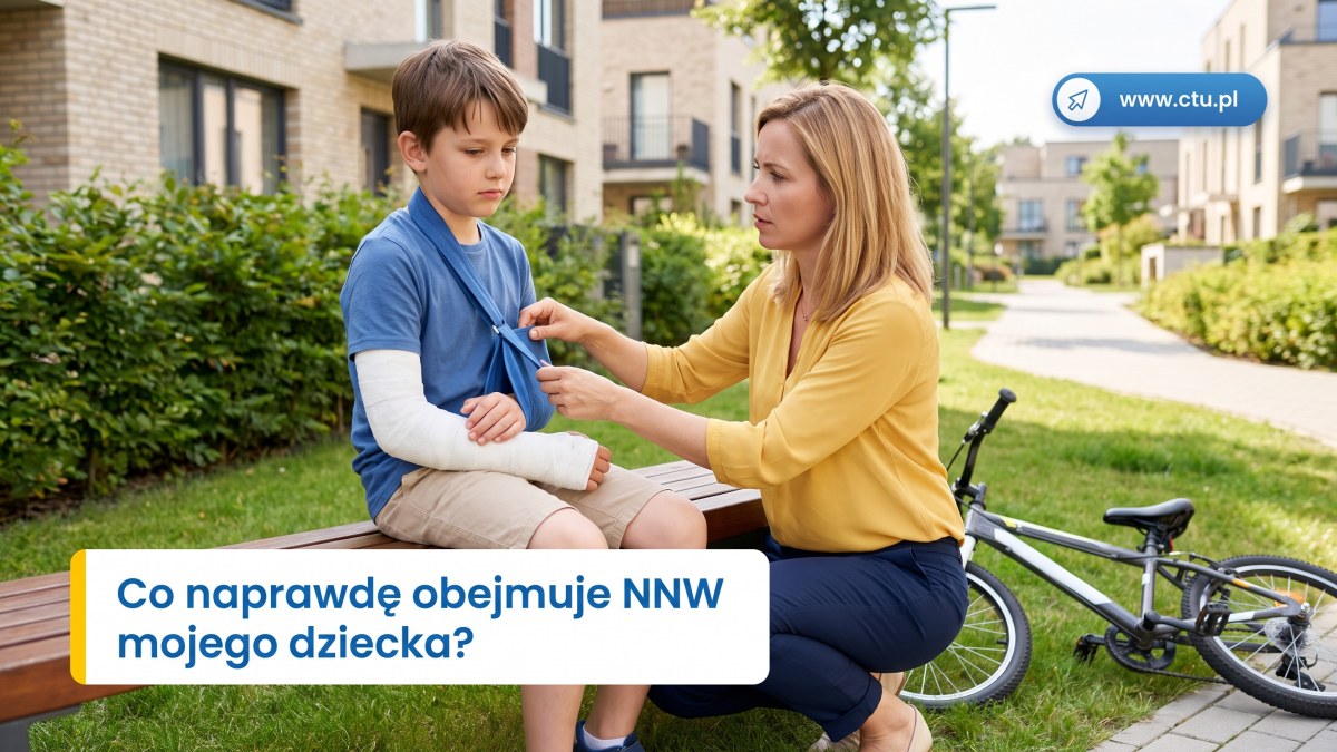 Chłopiec z ręką w gipsie na podwórku, mama poprawia mu temblak