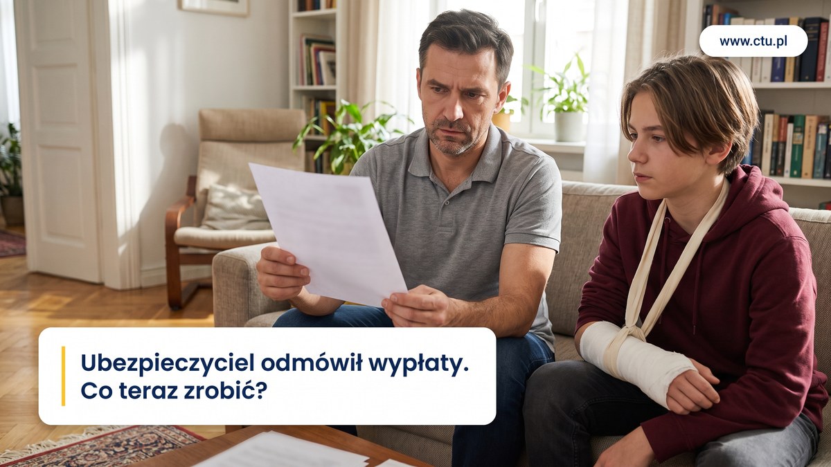 Mężczyzna na kanapie czyta trzymane w dłoniach pismo, obok siedzi nastoletni syn z ręką w gipsie na temblaku.