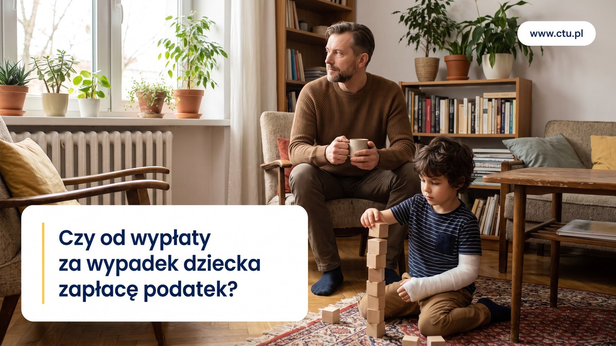 Mężczyzna z kubkiem kawy siedzi zamyślony w fotelu, jego syn z ręką w gipsie układa na dywanie wieżę z drewnianych klocków.