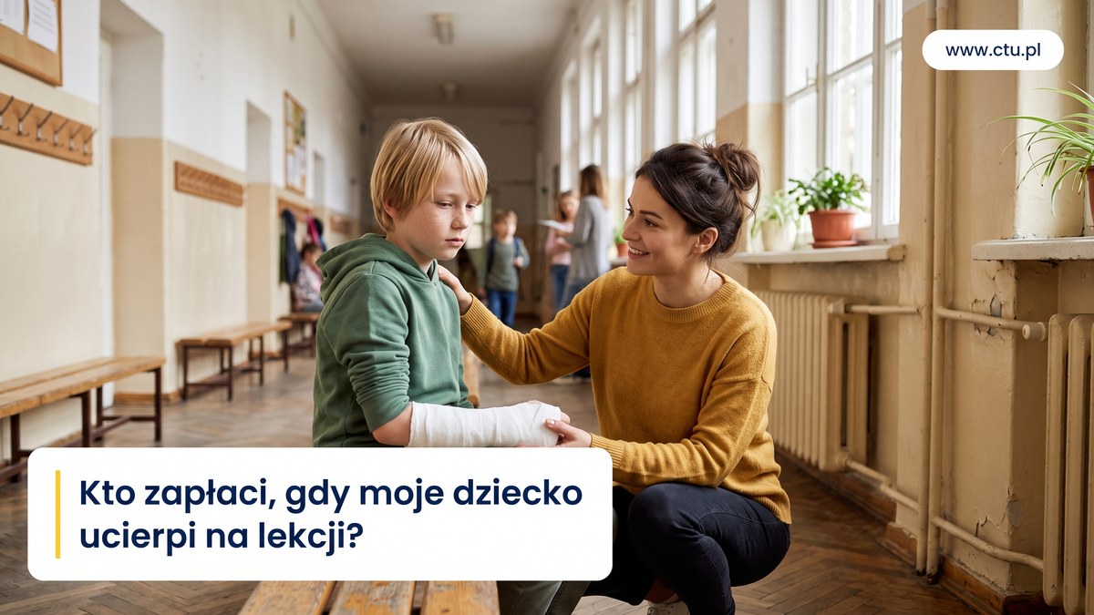 Chłopiec z ręką w gipsie siedzi na ławce w szkolnym korytarzu, kucająca obok nauczycielka kładzie mu dłoń na ramieniu.