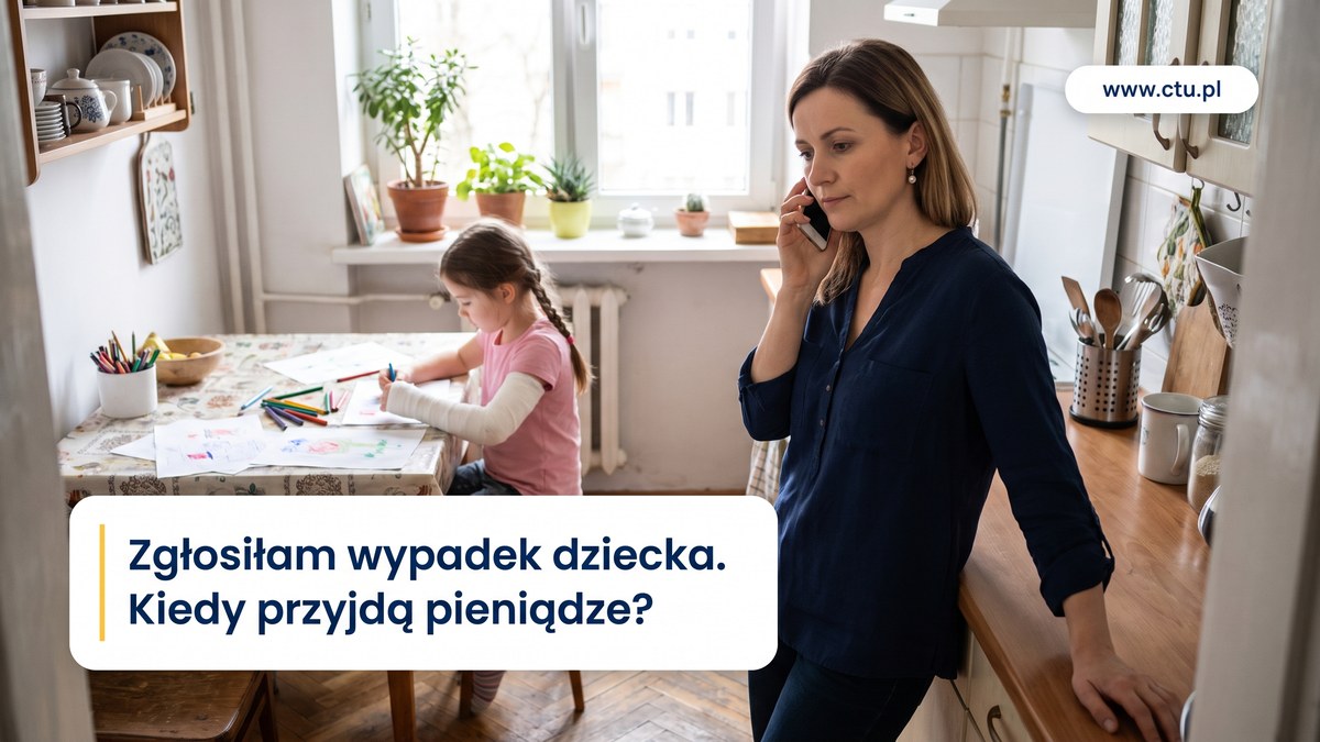 Kobieta rozmawia przez telefon w kuchni, w tle jej córka z ręką w gipsie rysuje kredkami przy stole.