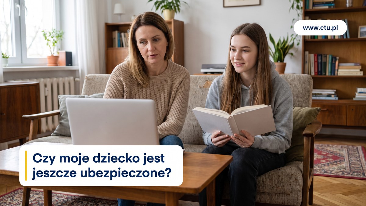 Matka i dorastająca córka siedzą na kanapie z laptopem i podręcznikiem