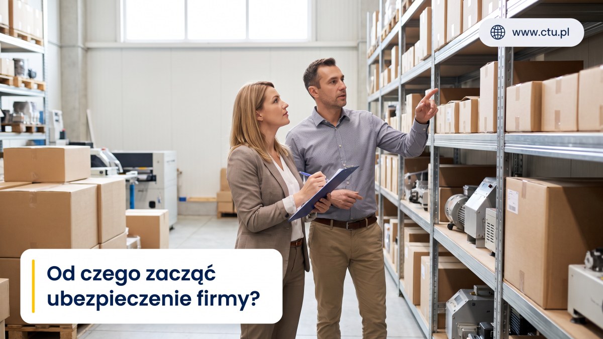 Przedsiębiorcy spisują stan magazynu małej firmy z podkładką w dłoniach