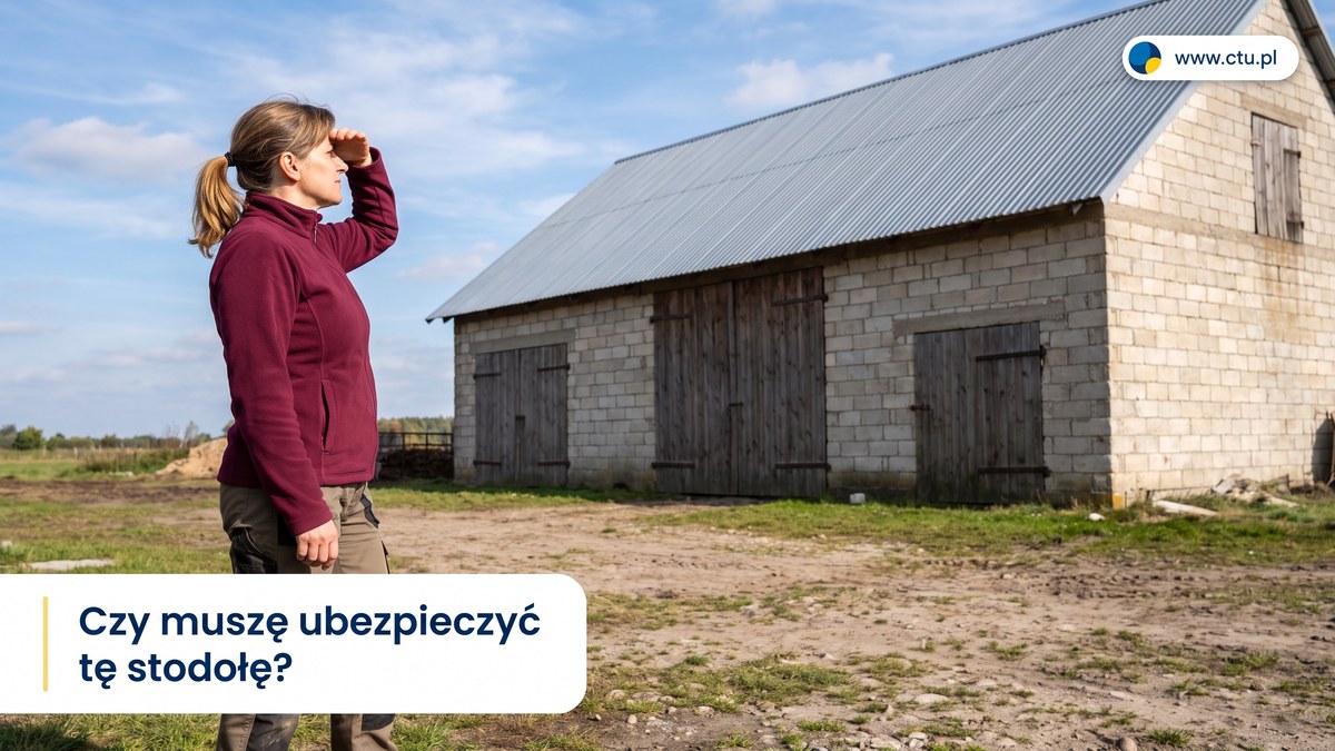 Kobieta osłania oczy dłonią i patrzy na dach dużej stodoły z pustaków krytej blachą.