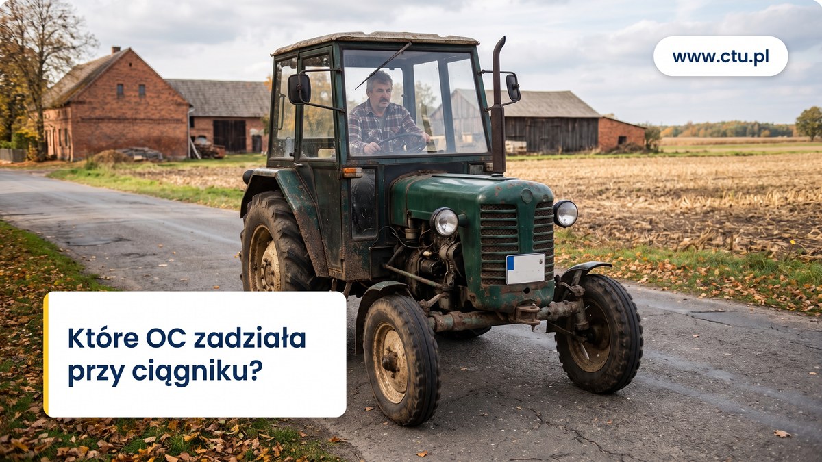 Ciągnik rolniczy wyjeżdża z podwórza gospodarstwa na asfaltową drogę publiczną.