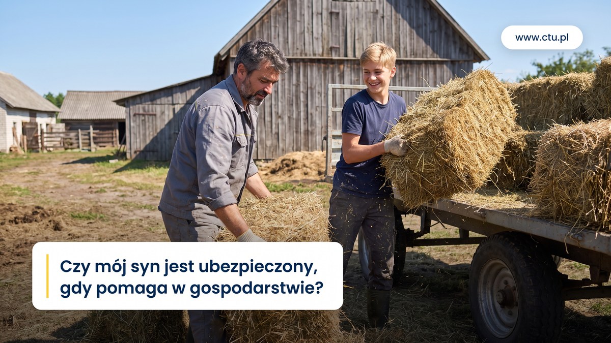Ojciec z nastoletnim synem ładują bele siana na przyczepę na podwórku gospodarstwa