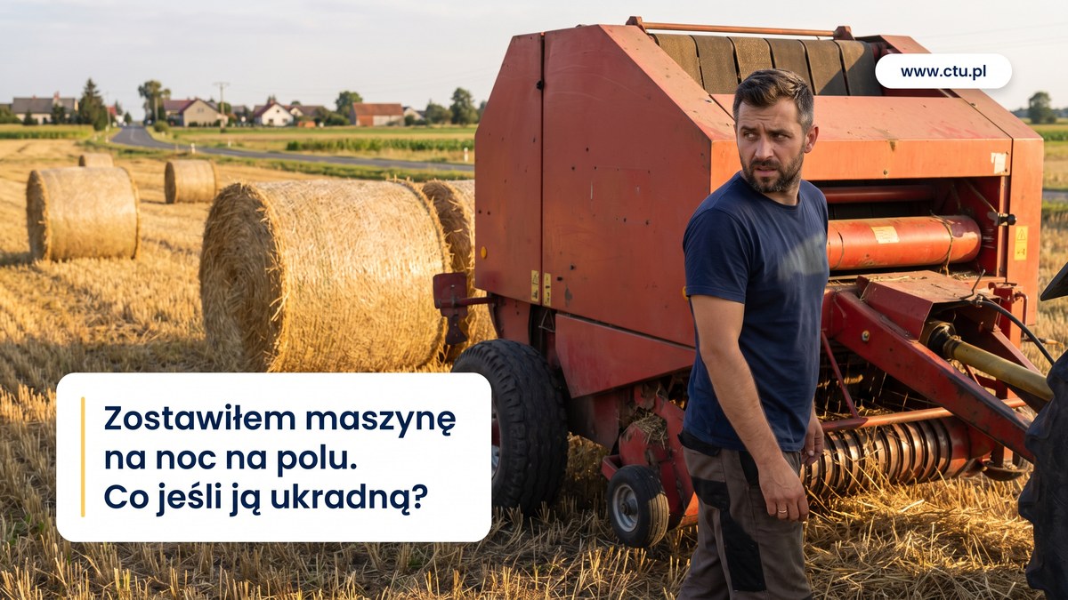 Rolnik stoi przy prasie do bel zostawionej na skoszonym polu i ogląda się w stronę drogi
