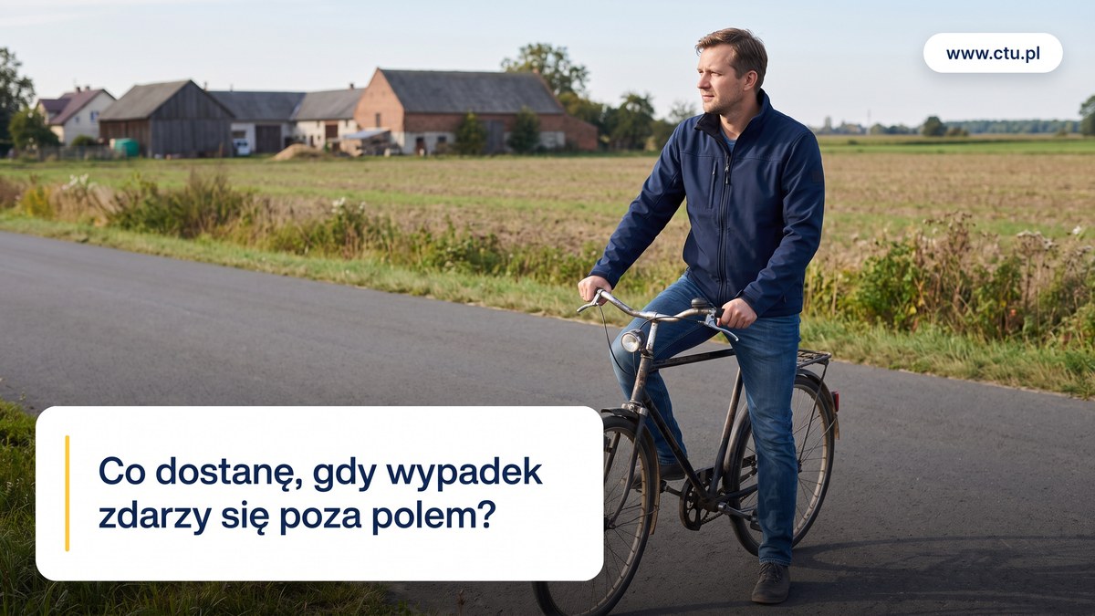 Mężczyzna na rowerze zatrzymał się na wiejskiej drodze przy polu, w tle zabudowania