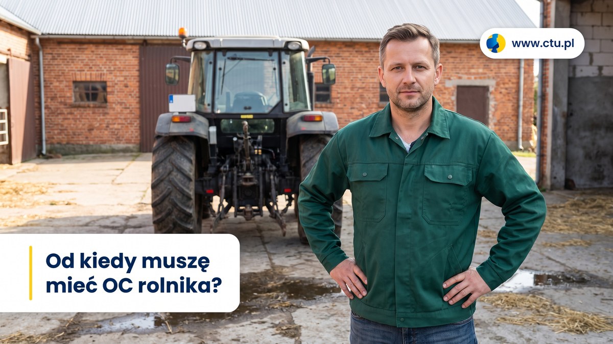 Rolnik w zielonej kurtce roboczej stoi na podwórzu gospodarstwa, za nim ciągnik i murowane budynki.