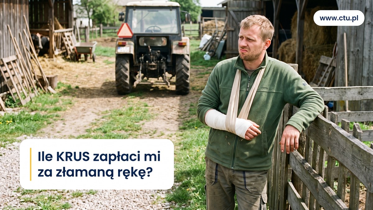 Mężczyzna z ręką w gipsie stoi przy płocie na podwórku gospodarstwa, w tle ciągnik