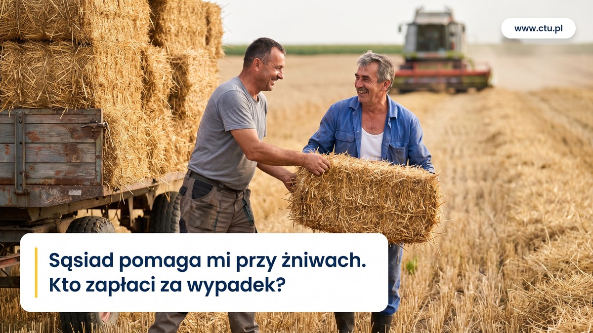 Dwóch mężczyzn ładuje bele słomy na przyczepę na polu podczas żniw, w tle kombajn