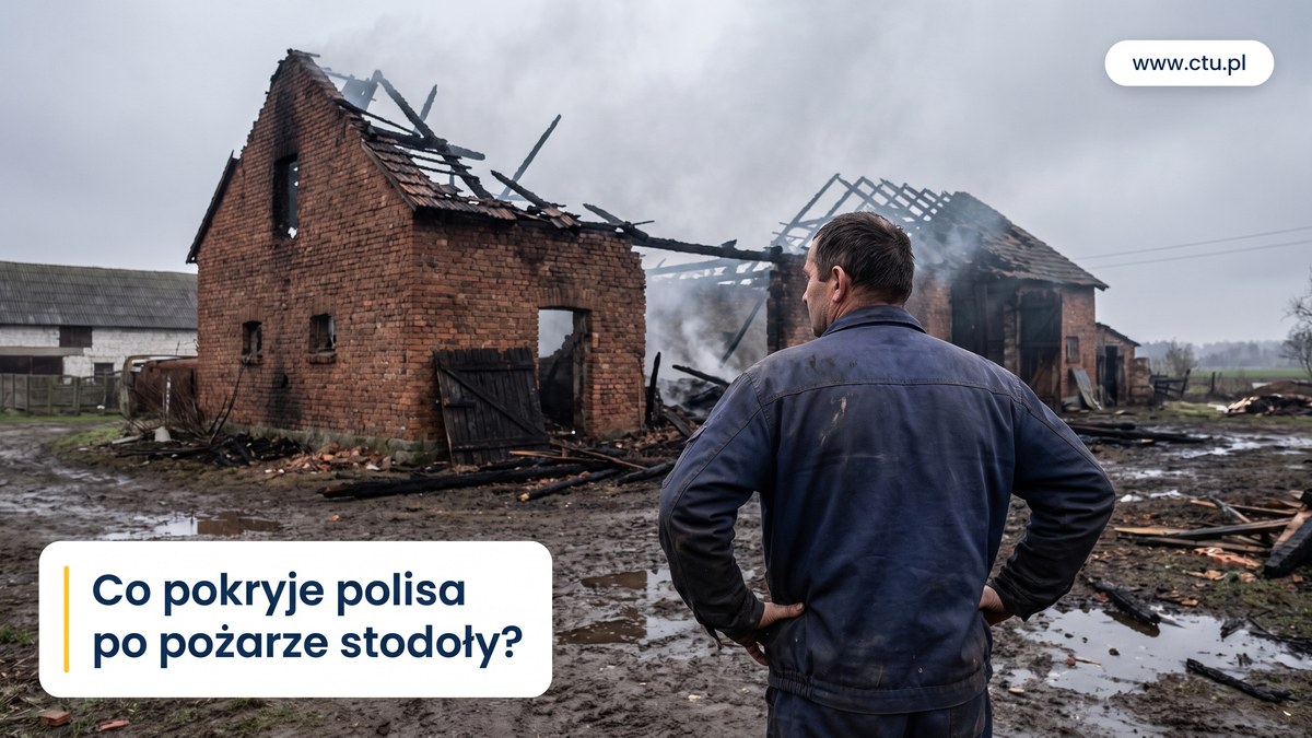 Rolnik stoi na podwórzu przed murowaną stodołą ze spalonym dachem po pożarze.