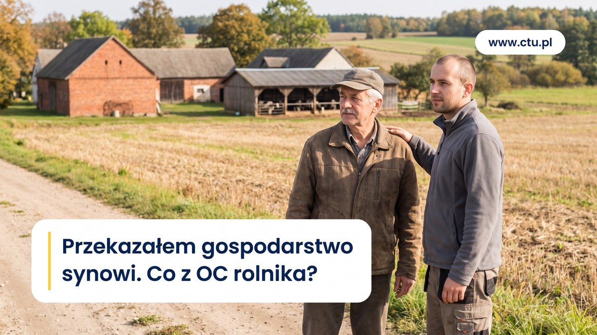 Starszy rolnik z ręką na ramieniu dorosłego syna patrzą na budynki gospodarstwa przy polu