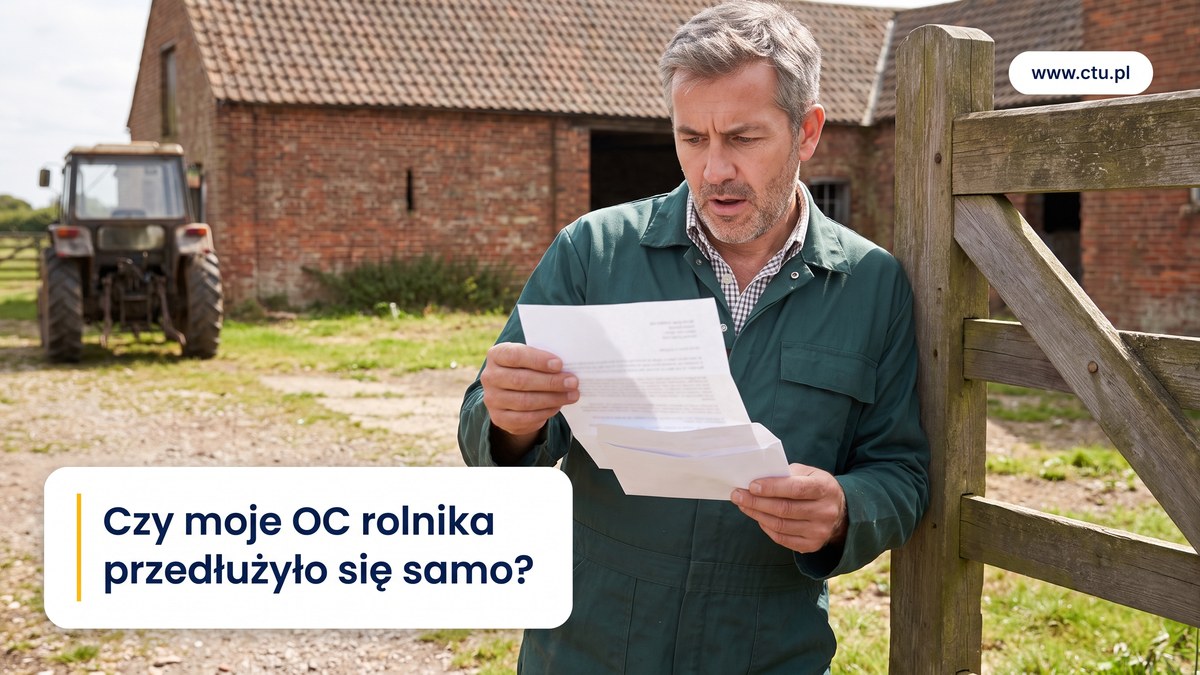 Rolnik przy bramie gospodarstwa czyta ze zdziwieniem list wyjęty z koperty, w tle obora i ciągnik