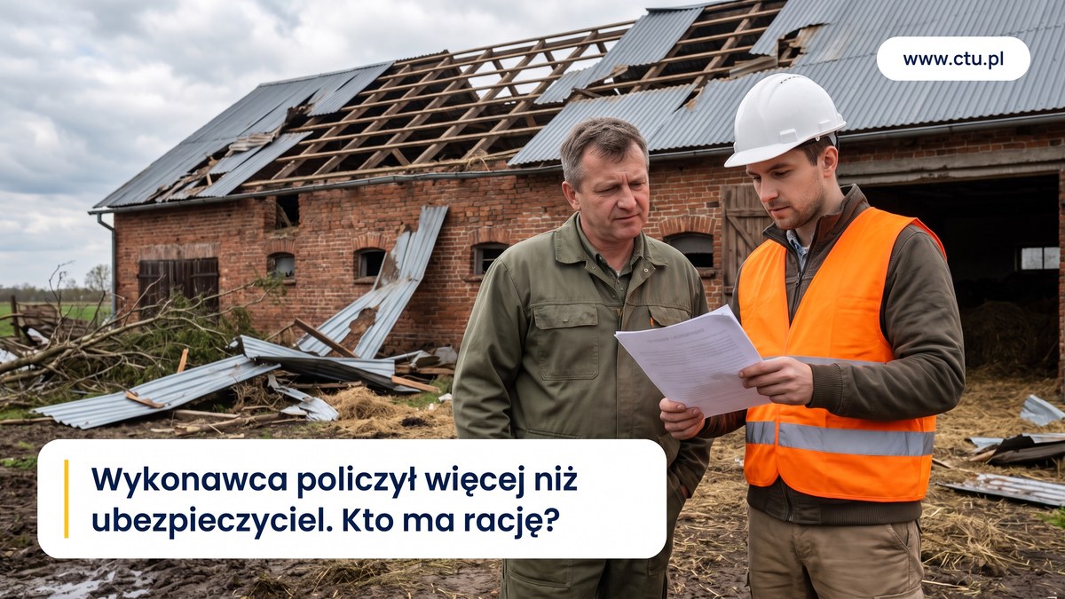 Rolnik i wykonawca w kasku oglądają kosztorys przed oborą z dachem zerwanym przez wichurę