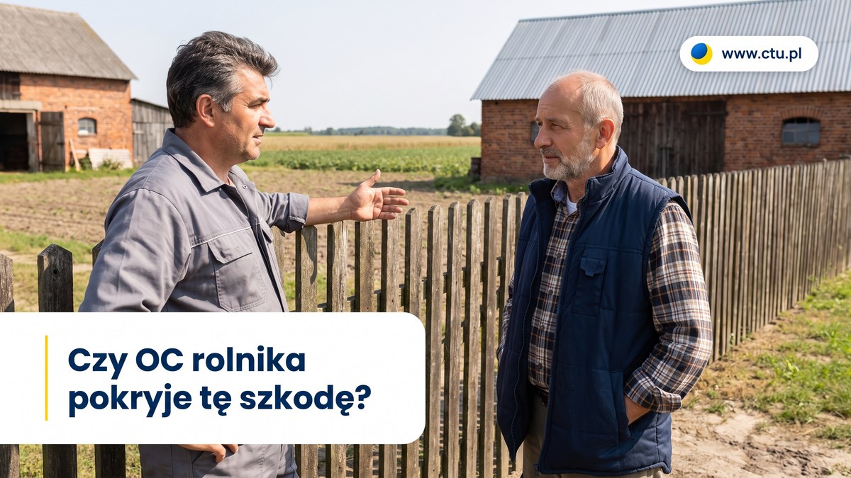 Dwaj rolnicy rozmawiają przez drewniany płot na granicy gospodarstw, w tle pole i budynki gospodarcze.