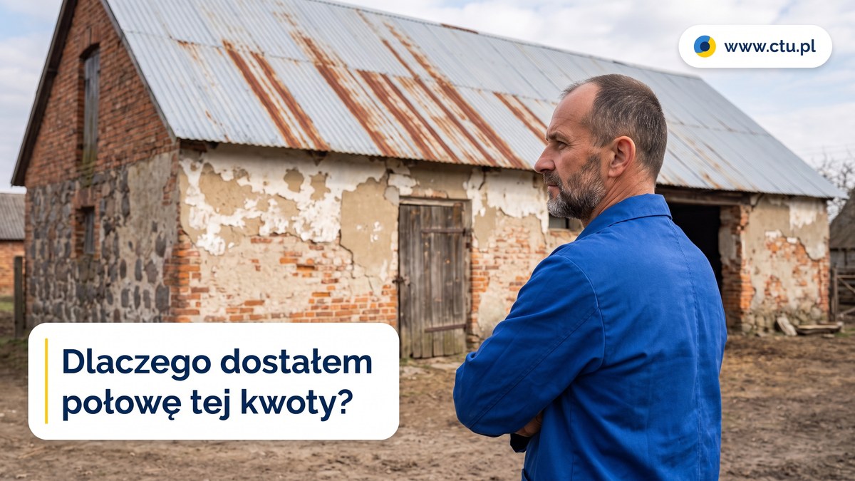 Rolnik ze skrzyżowanymi rękami patrzy na starą oborę z odpadającym tynkiem i zardzewiałym dachem.