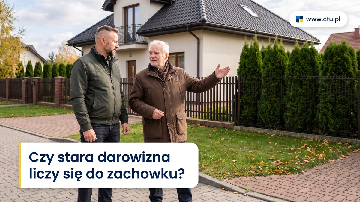 Dorosły syn i starszy ojciec stoją przed domem jednorodzinnym, ojciec wskazuje ręką na budynek.