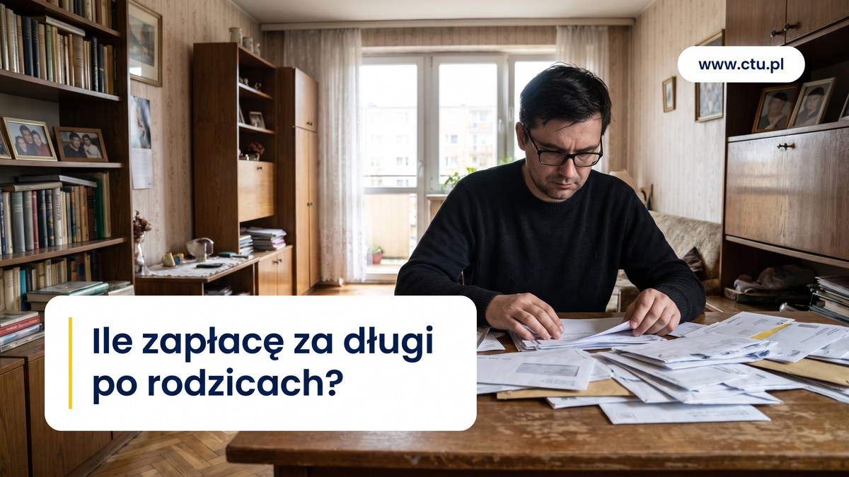 Mężczyzna w okularach przegląda stertę kopert i dokumentów przy stole w mieszkaniu rodziców