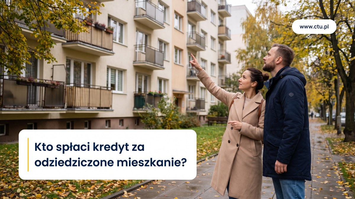 Młoda para stoi przed blokiem mieszkalnym, kobieta wskazuje ręką jedno z okien.
