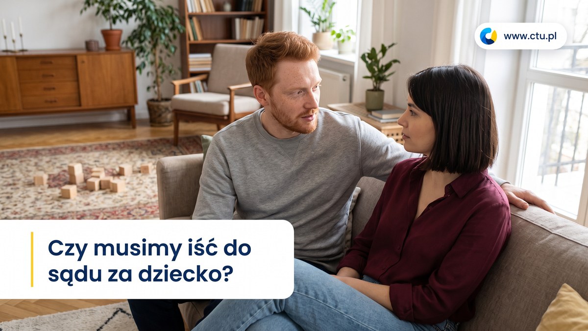 Młodzi rodzice rozmawiają na kanapie w salonie