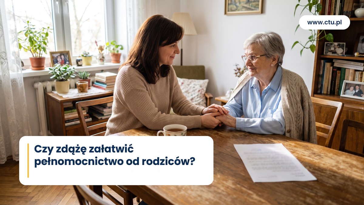 Dorosła córka trzyma dłoń starszej mamy przy stole w salonie, obok kubek herbaty i kartka