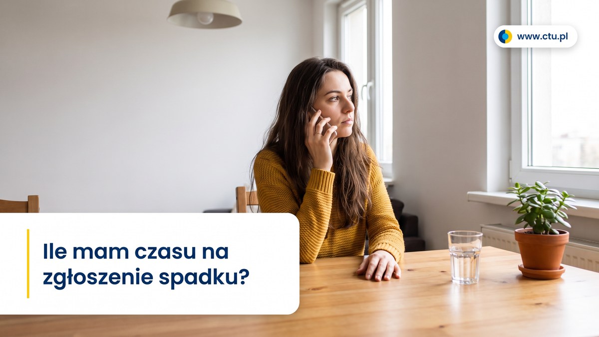 Młoda kobieta siedzi przy stole w jasnym mieszkaniu i rozmawia przez telefon, patrząc w bok.