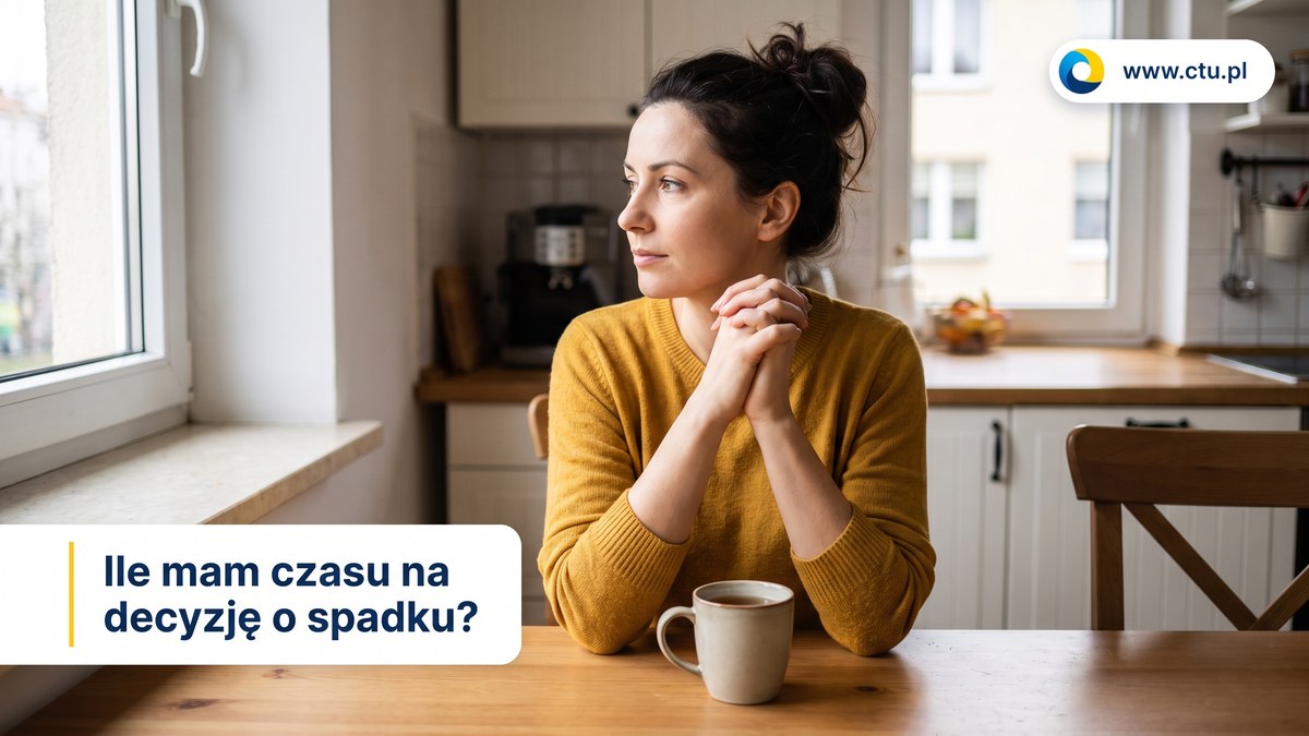 Kobieta siedzi zamyślona przy kuchennym stole i patrzy przez okno