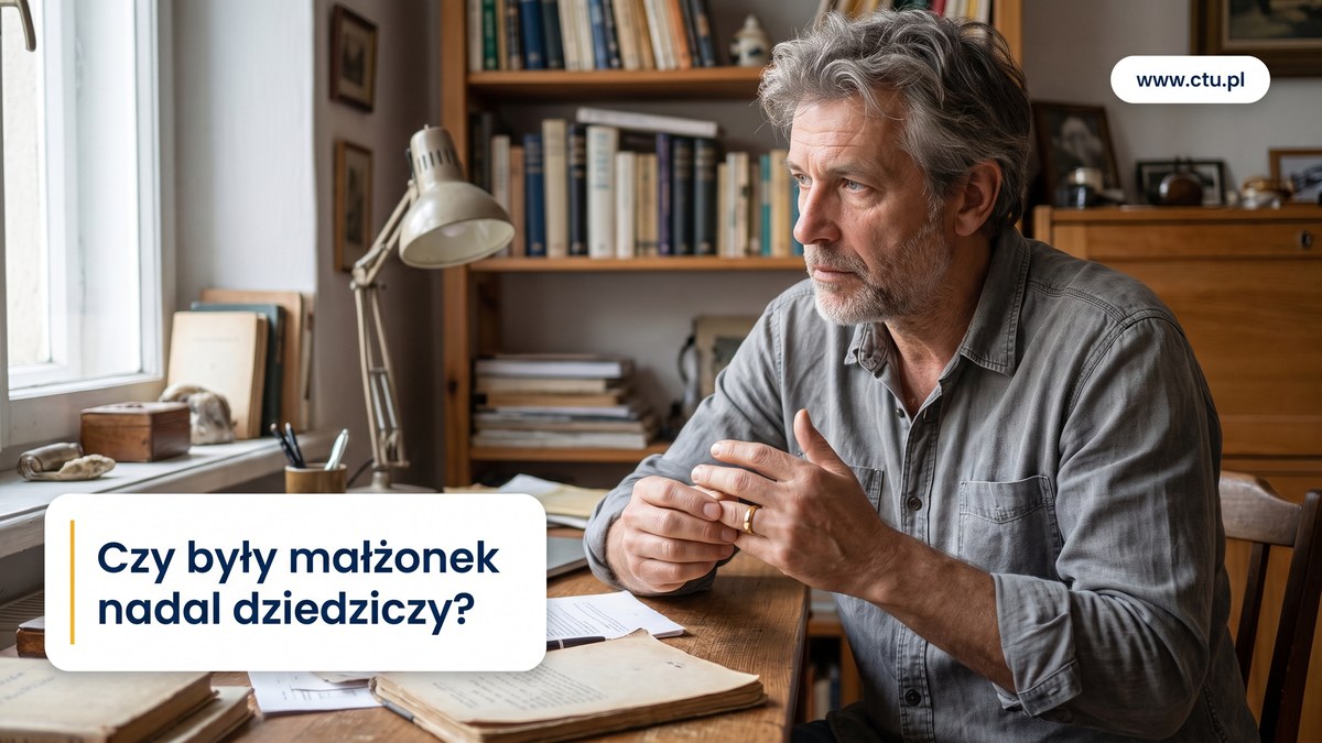 Siwiejący mężczyzna w zamyśleniu zsuwa obrączkę z palca, siedząc przy biurku.