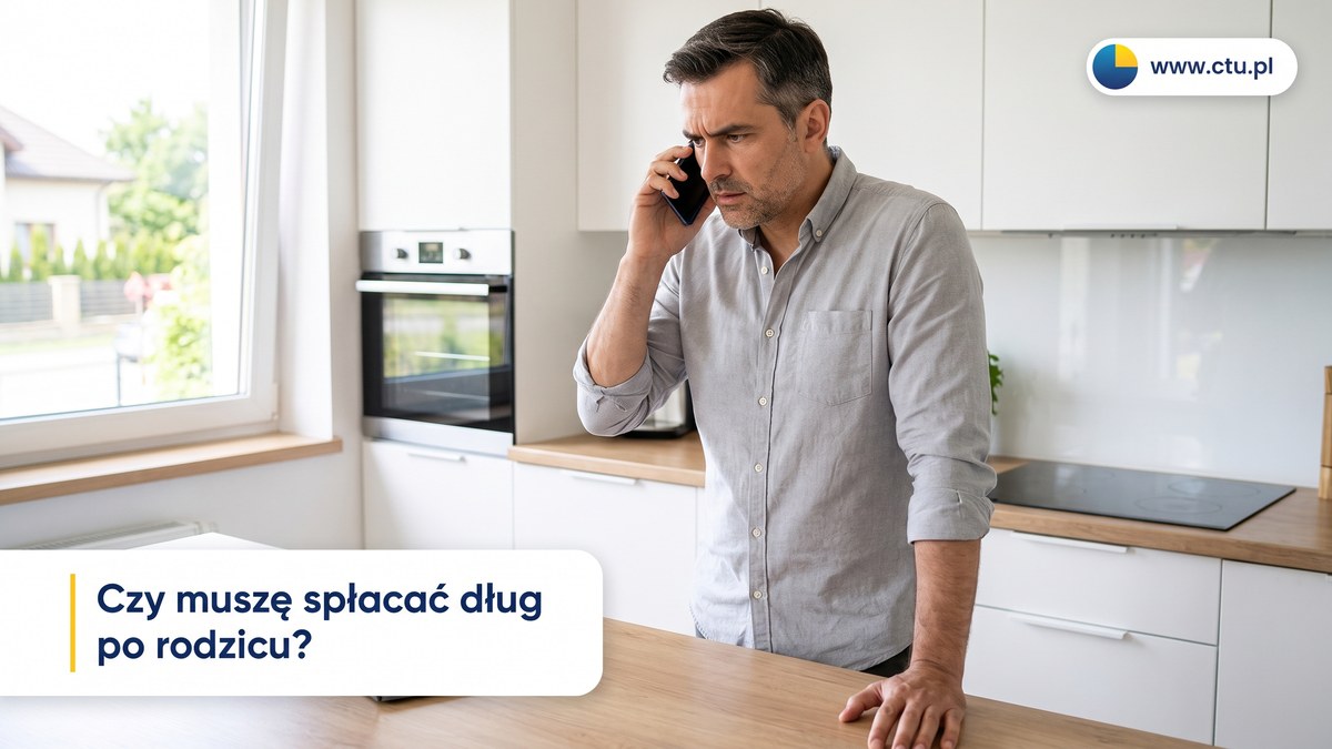 Mężczyzna stoi w kuchni i rozmawia przez telefon z poważną miną