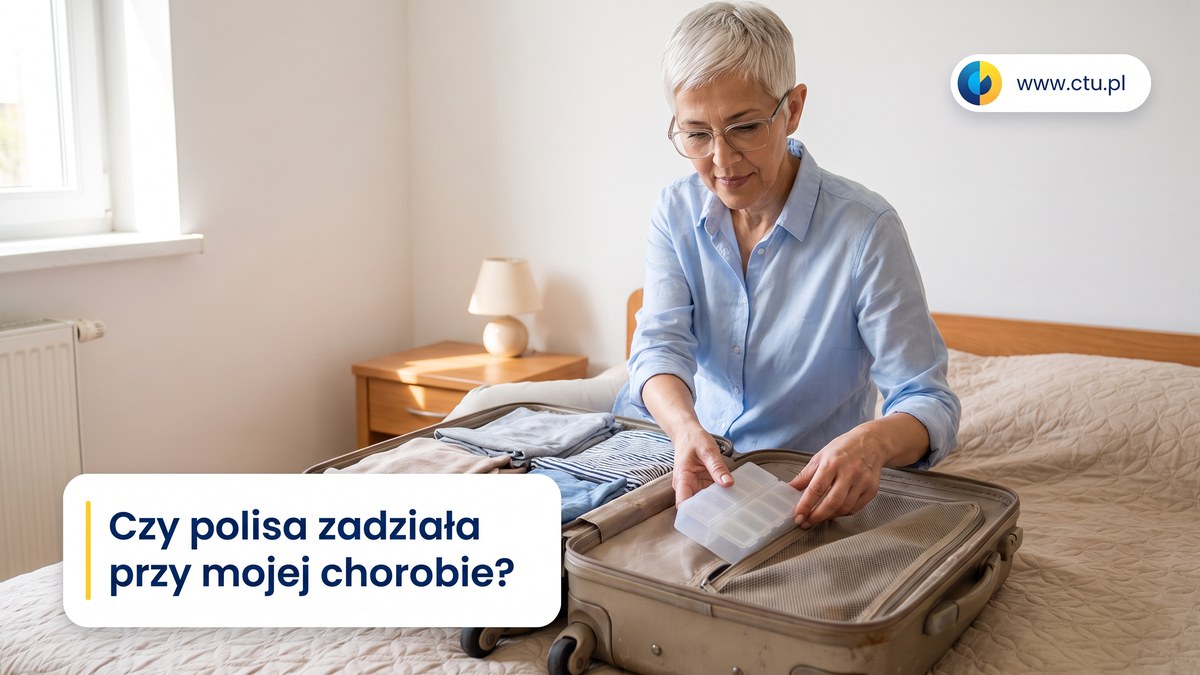 Kobieta siedzi na łóżku przy otwartej walizce i wkłada do niej mały organizer na leki.