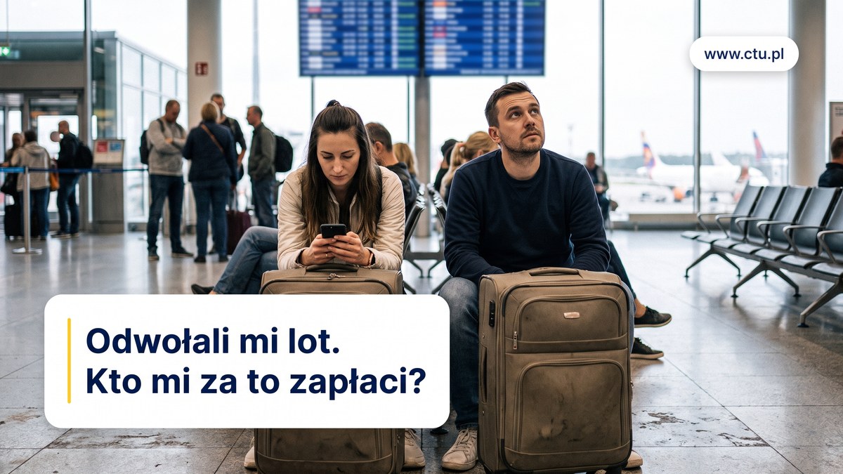 Zmęczona para siedzi na walizkach w hali odlotów lotniska, mężczyzna patrzy na tablicę